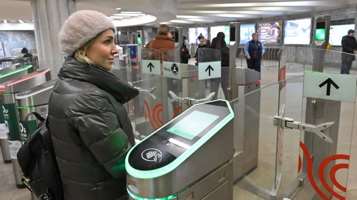 Москвичка Виктория Шапошникова проходит через турникет на станции метро «Сухаревская», воспользовавшись системой оплаты по биометрии