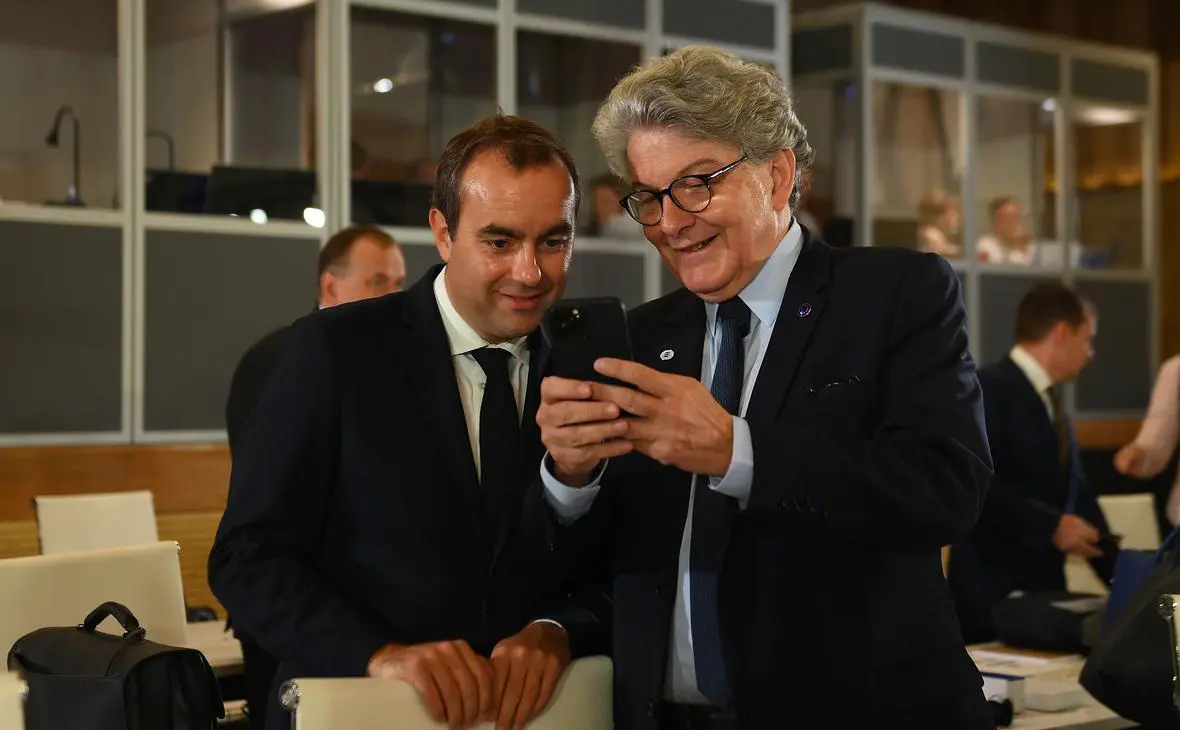 Тьерри Бретон (с телефоном в руках) (Denis Doyle / Getty Images)