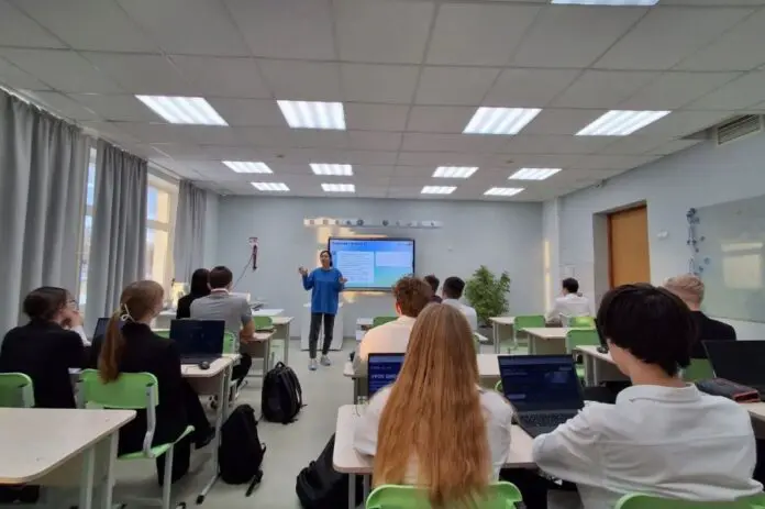 Урок цифры от Яндекс о нейросетях и безопасности для школьников с Диной Кутлубаевой-0