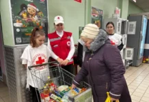 В Алапаевске Красный Крест и волонтеры дарят детям новогодние чудеса v alapaevske krasnyj krest i volontery daryat detyam novogodnie chudesa-obzone-su-0