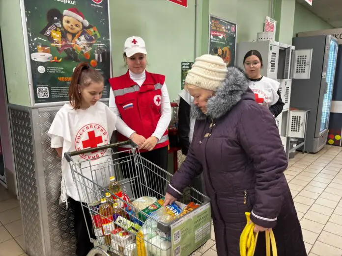В Алапаевске Красный Крест и волонтеры дарят детям новогодние чудеса-0