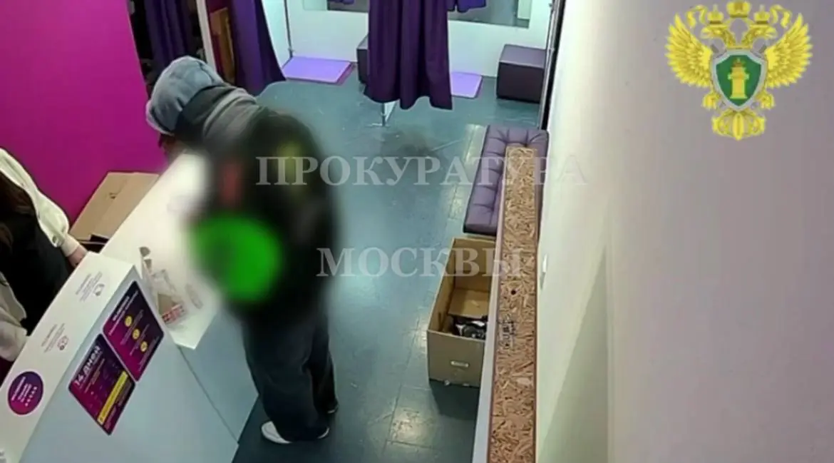 Подросток похитил из нескольких ПВЗ в Москве телефоны на 600 тысяч рублей