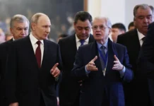 Владимир Путин и Михаил Пиотровский сохраняют ацтекский колокольчик в Эрмитаже vladimir putin i mihail piotrovskij sohranyayut acztekskij kolokolchik v ermitazhe-obzone-su-0