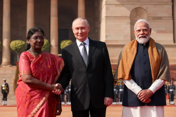 Двухдневный визит Владимира Путина в Индию завершен. По итогам переговоров с премьер-министром страны Нарендрой Моди страны подписали совместное заявление, состоящее из 11 глав и 70 пунктов