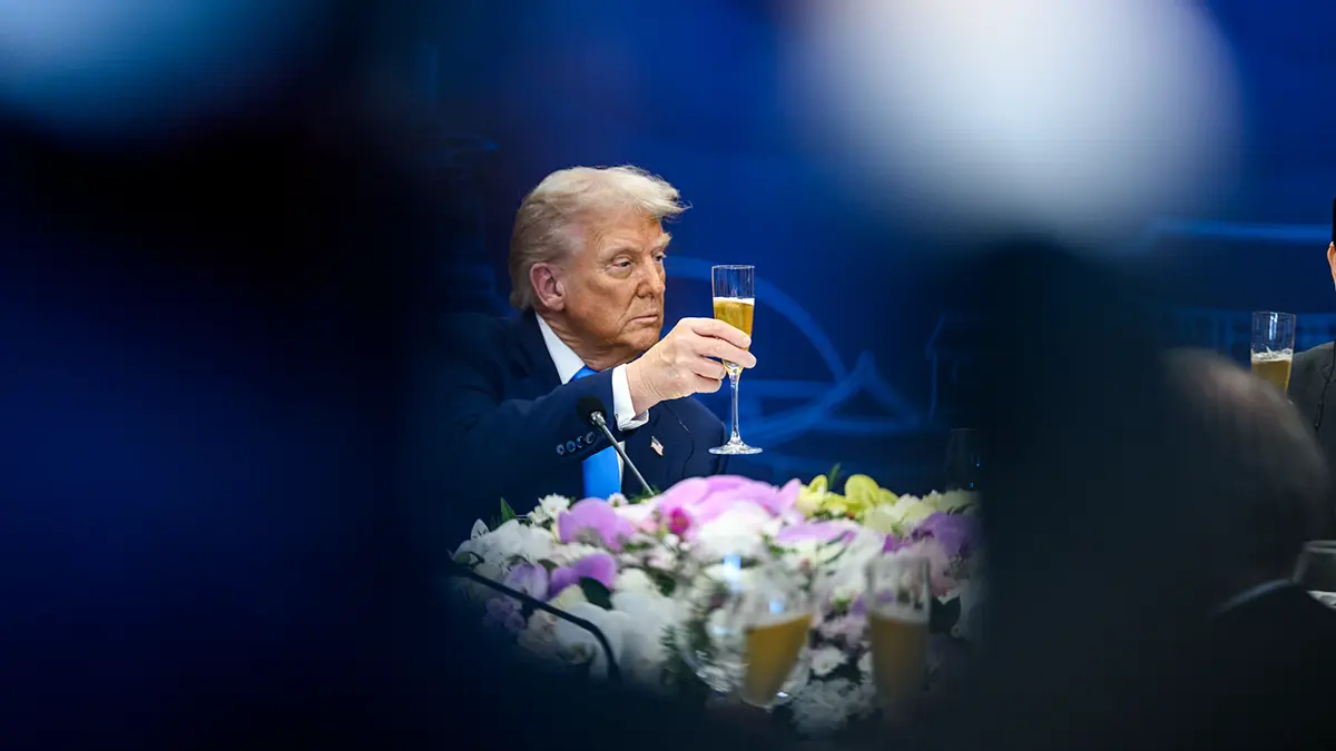 Самолет Трампа вернулся после вылета в Давос из-за неисправности