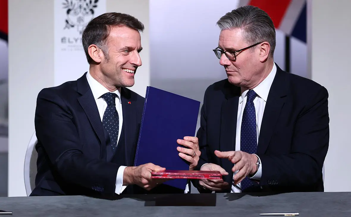 Эмманюэль Макрон и Кир Стармер (Tom Nicholson / Getty Images)