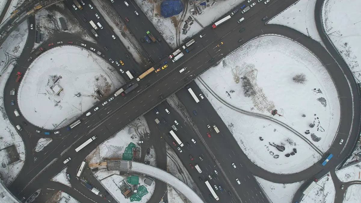 Водителей в России могут перестать штрафовать за нарушение разметки в снегопады