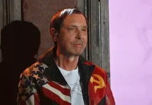 Николай Носков восстанавливается после инсульта, идет к сцене nikolaj noskov vosstanavlivaetsya posle insulta idet k sczene-obzone-su-0