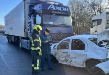 Оперативное реагирование МЧС на ДТП с участием фуры на трассе М-4 «Дон» в Аксайском районе operativnoe reagirovanie mchs na dtp s uchastiem fury na trasse m4 don v aksajskom rajone-obzone-su-0