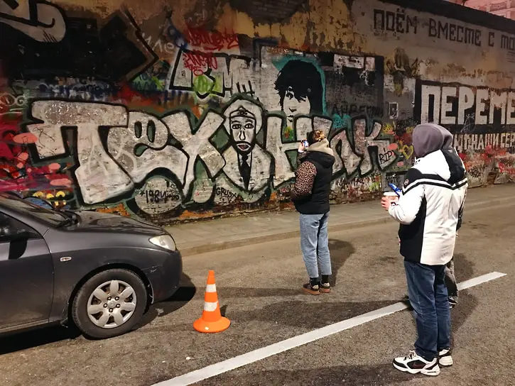 Граффити на стене Цоя на Арбате в Москве