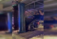 Самосвал у Технопарка застрял под мостом: полиция и ГАИ решают вопрос samosval u tehnoparka zastryal pod mostom policziya i gai reshayut vopros-obzone-su-0