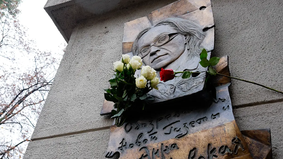 Разбивший мемориальную доску Политковской объяснил свой поступок