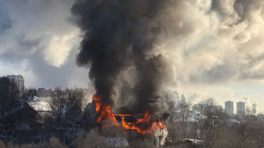 Появились кадры пожара в частном доме в Путилкове