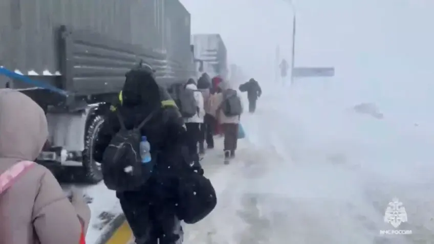 Сотрудники МЧС помогли 13 школьникам, застрявшим в огромной пробке под Тулой