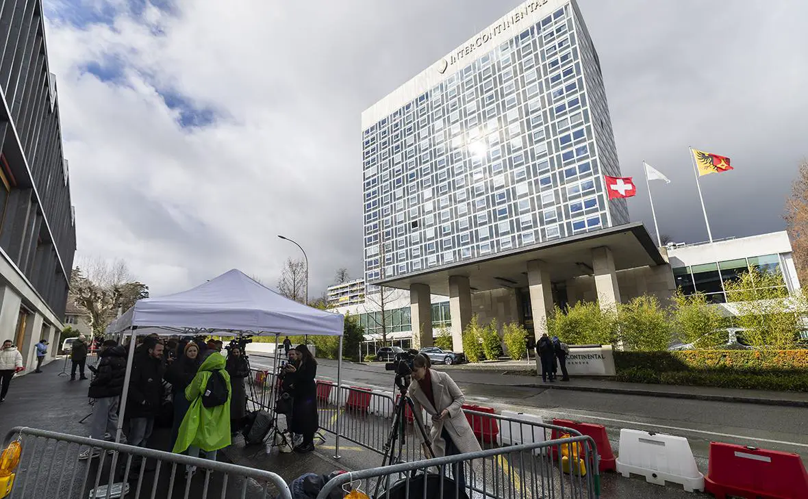 Журналисты возле отеля  Интерконтиненталь  (Cyril Zingaro / EPA / ТАСС)