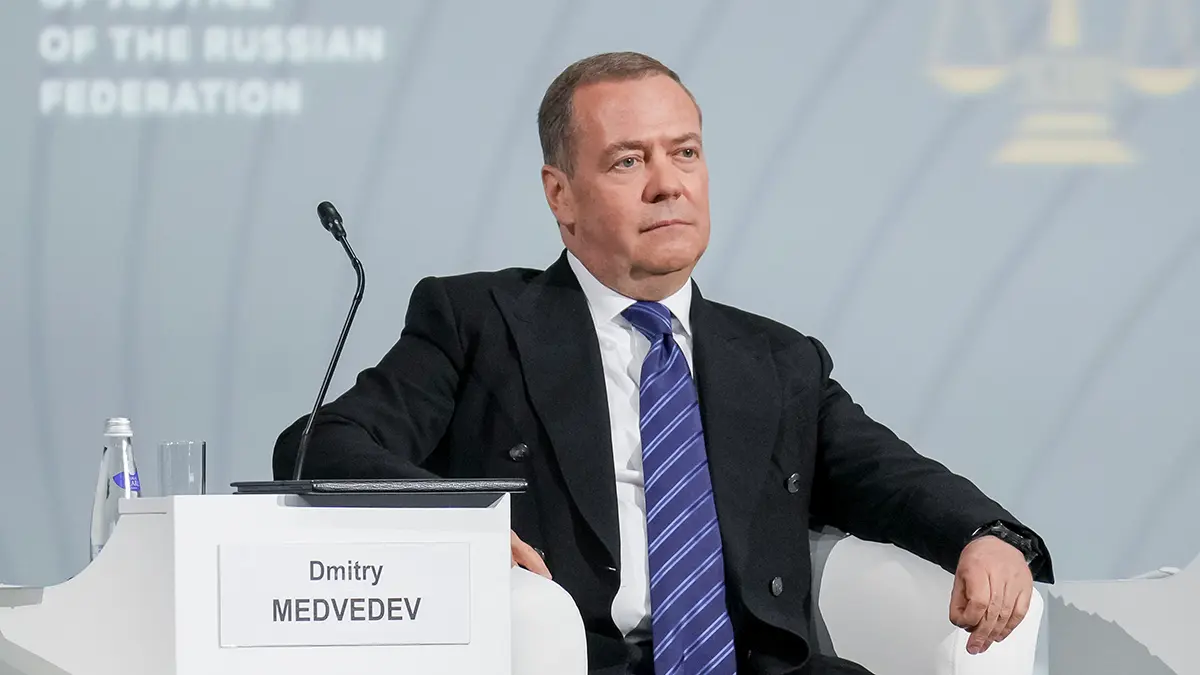 Медведев рассказал, что работал дворником