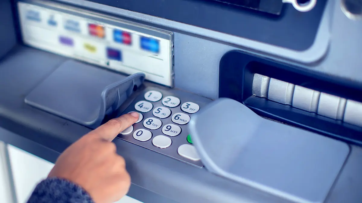 Росфинмониторинг объяснил лимит на внесение наличных в банкоматы