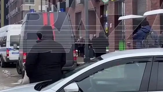 Baza: Силовики проверяют автомобили рядом с местом покушения на Алексеева