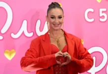 olga buzova vdohnovlyaet na tvorchestvo v filme ravioli oli-obzone-su-0