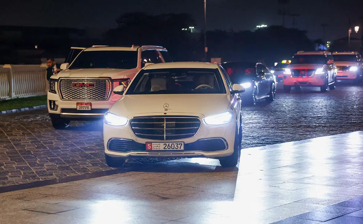 Автомобили с членами российской делегации после прибытия для участия в трехсторонних переговорах Россия-США-Украина (Валерий Шарифулин / ТАСС)