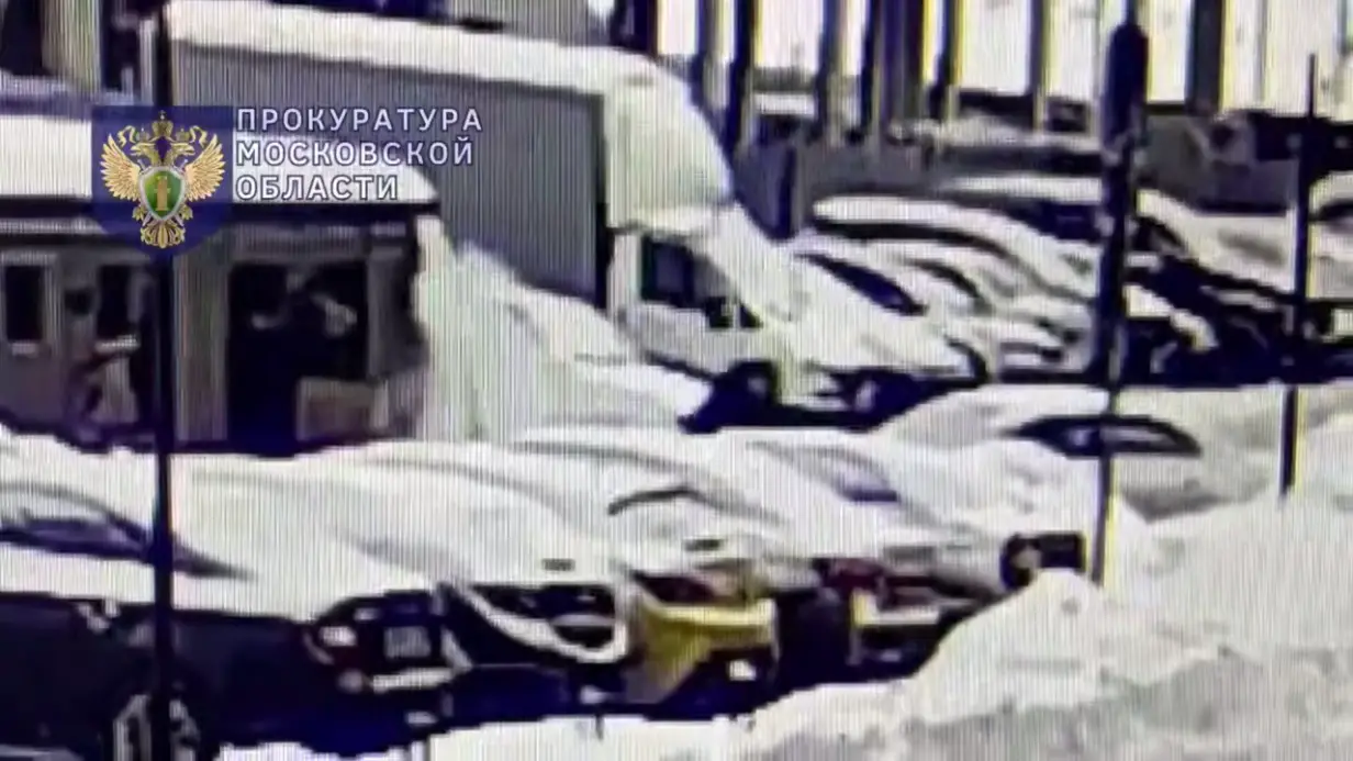 Момент взрыва петарды в руке у подростка в Подмосковье попал на видео 