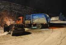 Во Владивостоке ДТП с Toyota Aqua и КамАЗом — трое пострадавших vo vladivostoke dtp s i kamazom troe postradavshih-obzone-su-0