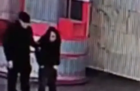 Пьяный мужчина разгромил стойку с сувенирами на станции метро «Комсомольская»