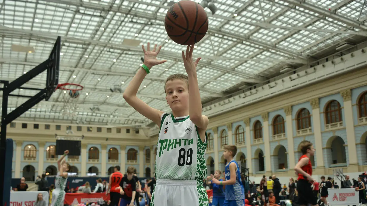 Москвич Никита Савельев на Кубке «Красной площади» по баскетболу в Гостином Дворе