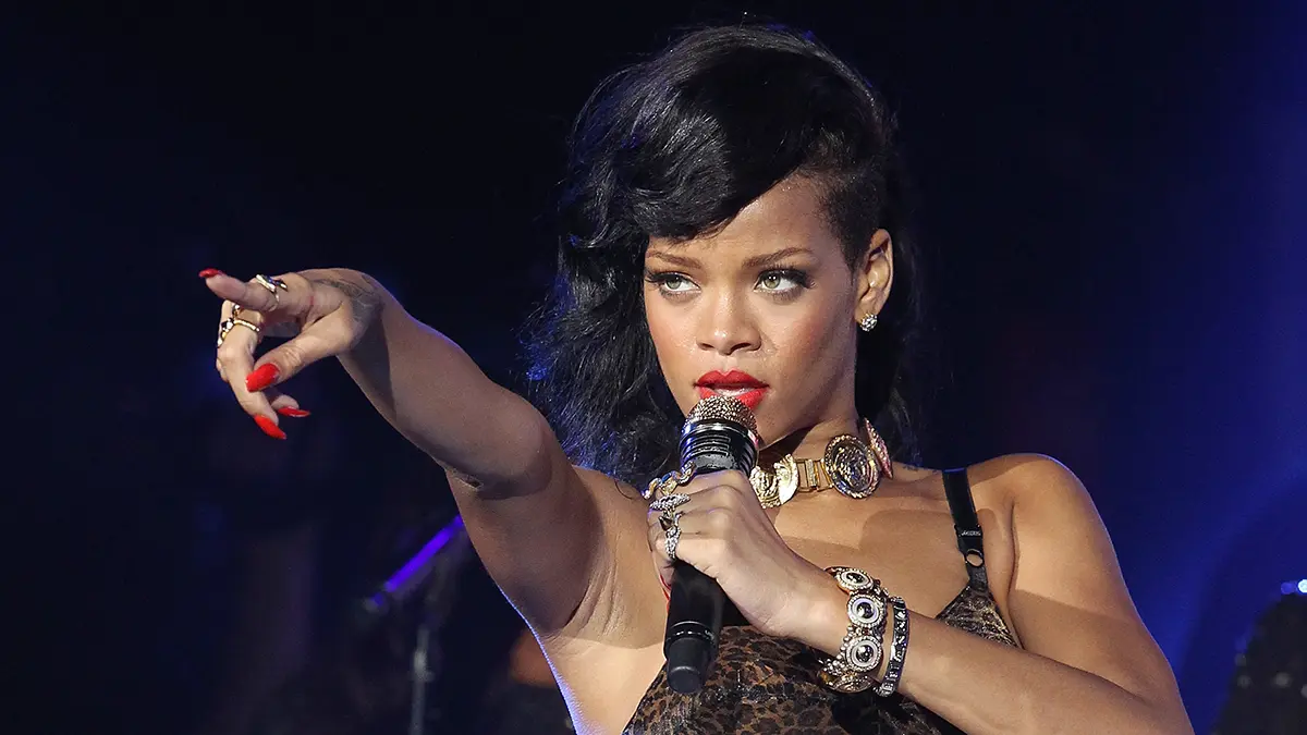 La Times: Фанатка расстреляла дом Рианны из винтовки