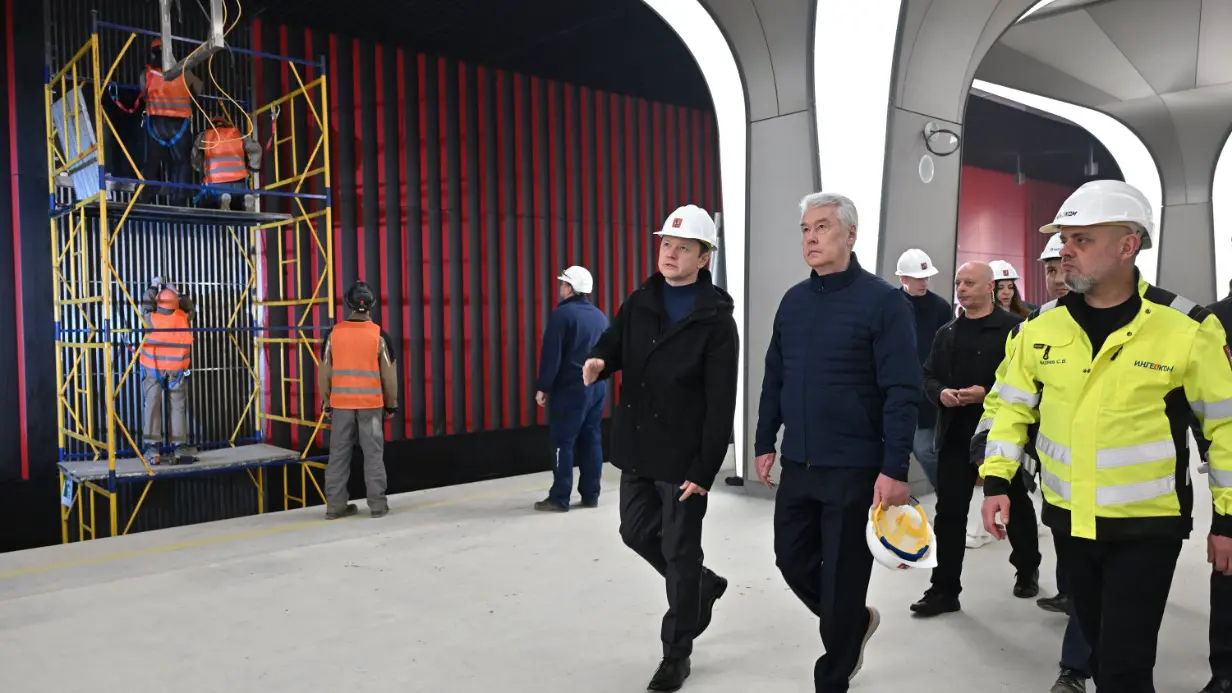 Мэр Москвы Сергей Собянин осматривает почти готовую платформу станции «Народное Ополчение»