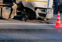 na 52 km mkad oprokinulsya gruzovik reagiruem operativno-obzone-su-0