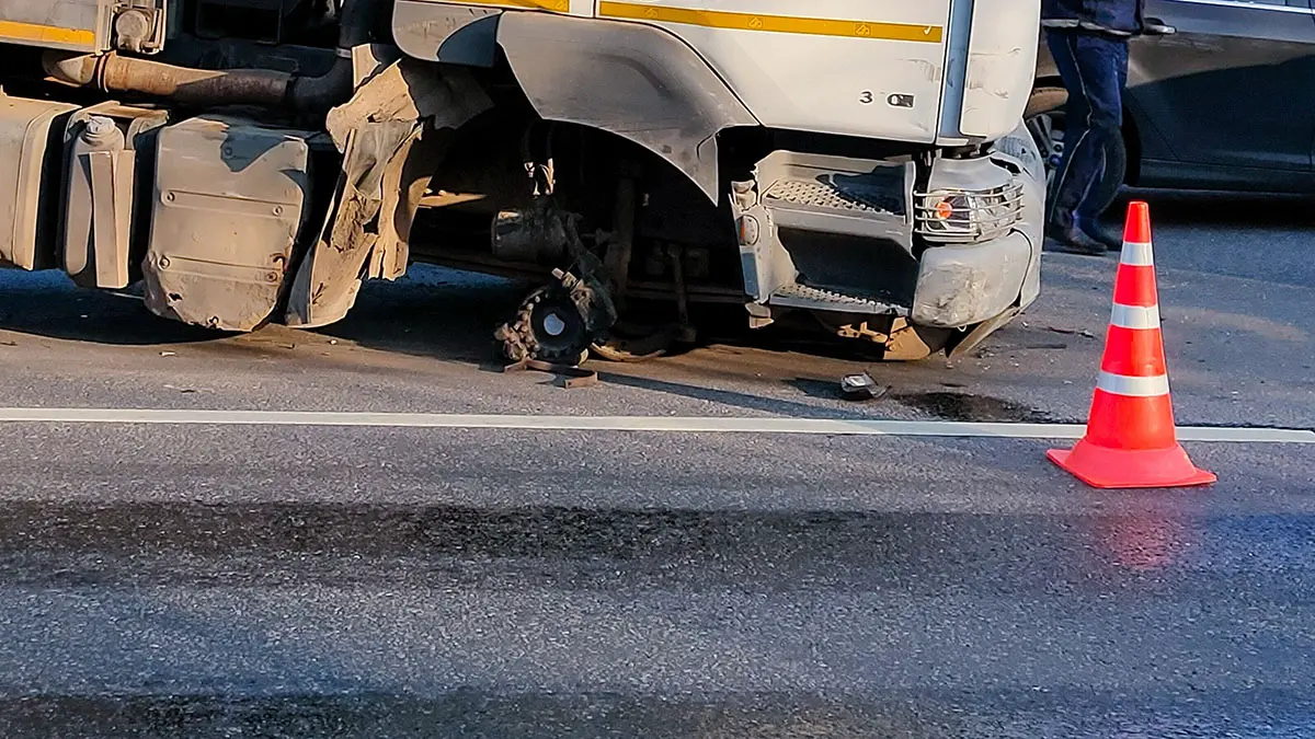 Грузовик перевернулся на 52-м километре МКАД