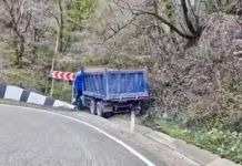 На трассе Джубга – Сочи водители грузовика и Kia попали в необычный случай na trasse dzhubga sochi voditeli gruzovika i popali v neobychnyj sluchaj-obzone-su-0