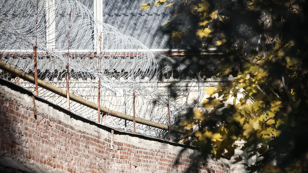 Суд оставил под арестом подростка, обвиняемого в убийстве учительницы в Добрянке