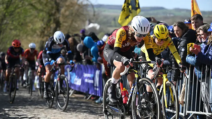 Велогонщицы попали в массовый завал за 2 километра до финиша гонки в Бельгии