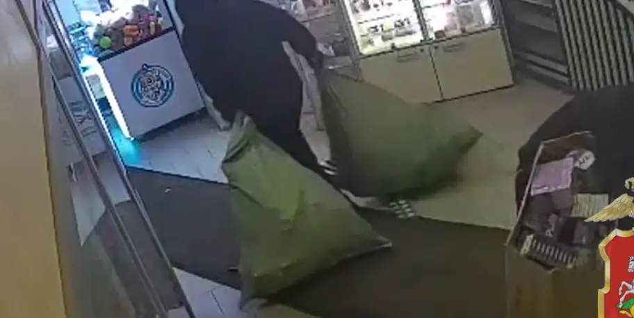 Трое мужчин украли сигареты на 1,3 миллиона из магазина в подмосковном поселке