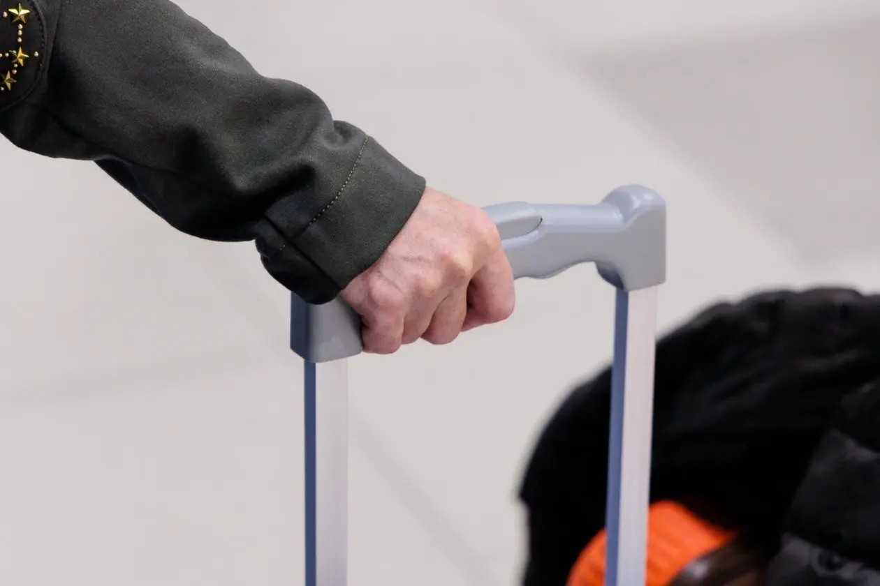 Пассажир с чемоданом Евгений Кулешов, ИА PrimaMedia