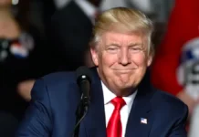 Дональд Трамп с юмором ответил на вопросы о Макронах и дронах в США donald tramp s yumorom otvetil na voprosy o makronah i dronah v ssha-obzone-su-0