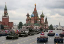 kursantydirizhyory na parade pobedy s vladimirom putinym-obzone-su-0