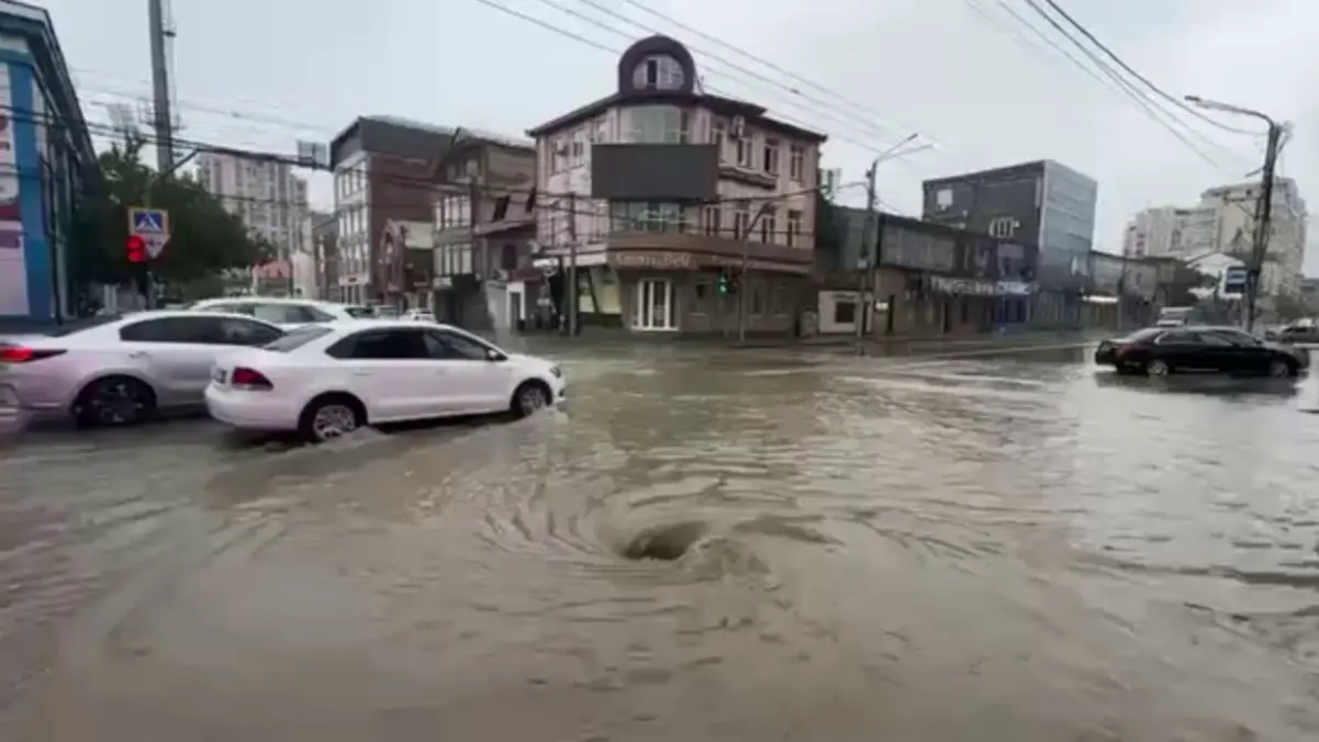 Дороги в Махачкале частично затопило из-за дождя