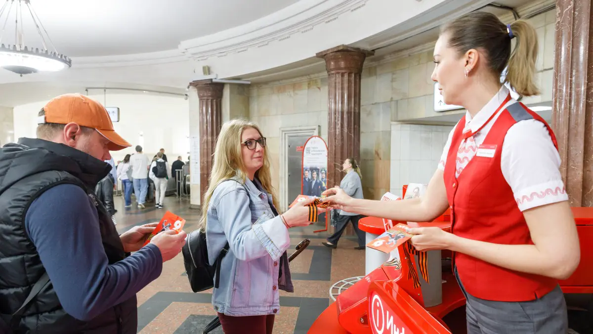Для пассажиров московского метро подготовили буклеты с важными датами ко Дню Победы