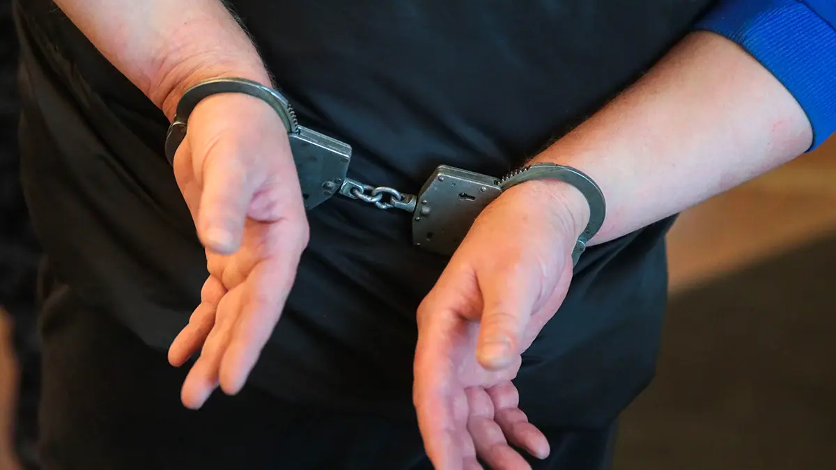 Силовики задержали мужчину, укравшего телефон у москвички в подъезде дома