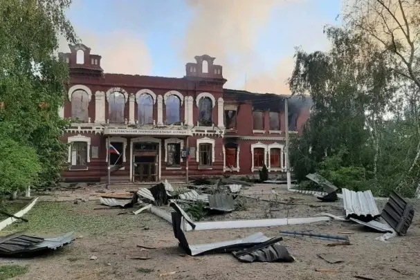«ВСУ прицельно ударили по спящим беззащитным детям. В момент атаки там находились 86 детей от 14 до 18 лет», – сообщил глава ЛНР Леонид Пасечник. По предварительным данным, погибли четыре человека. Ранения разной степени тяжести получили 40 человек. Восемь из них госпитализированы, трое находятся в тяжелом состоянии