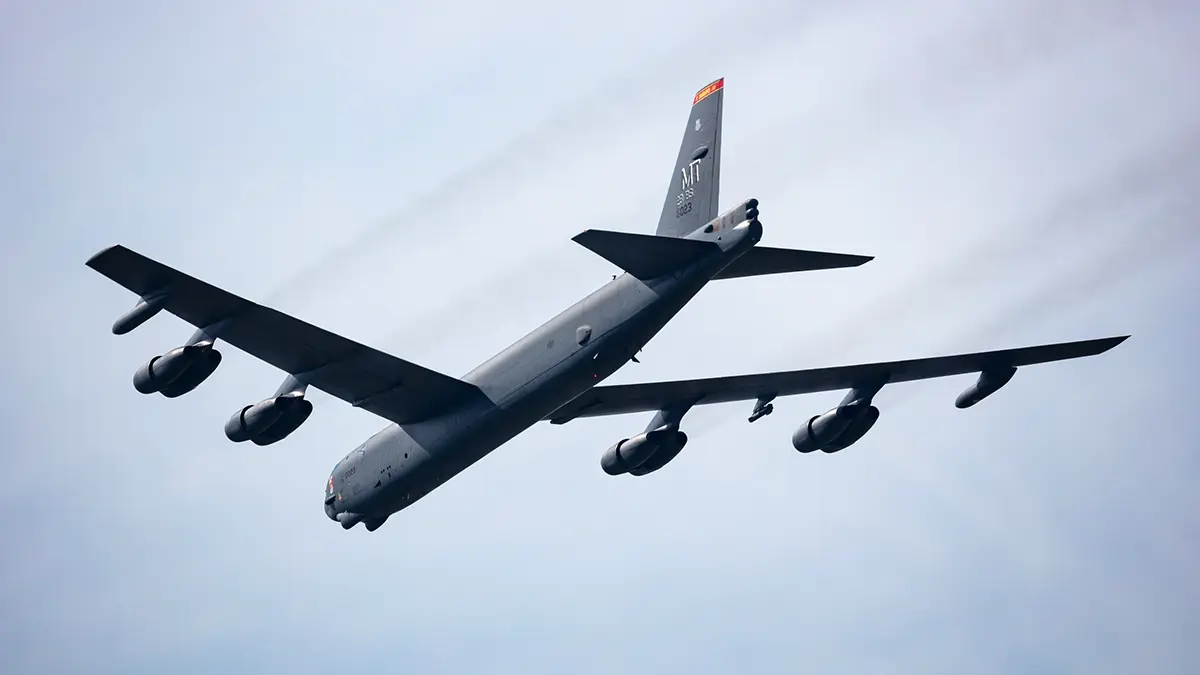 CNN: Восемь человек погибли при крушении бомбардировщика B-52 в США 