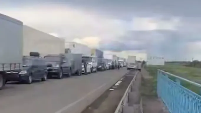 Shot: Сотни автомобилей застряли в очереди на границе Казахстана и России