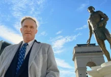 Родни Кук-младший, друг Карла III и соратник Трампа, на ПМЭФ rodni kukmladshij drug karla i soratnik trampa na pmef-obzone-su-0