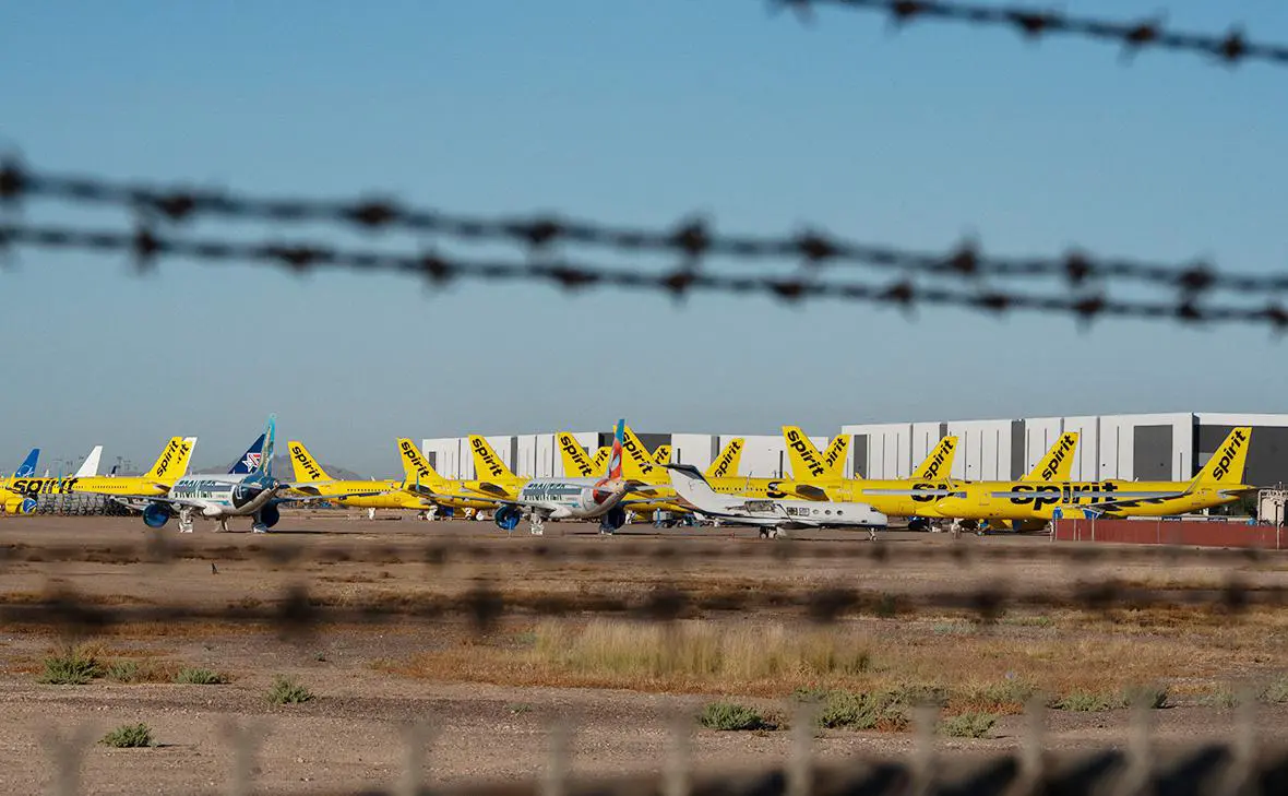 Самолёты Spirit Airlines на стоянке в аэропорту Финикс Гудиер после прекращения деятельности авиакомпании, штат Аризона, США, 8 мая 2026 г. (Rebecca Noble / Getty Images)