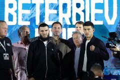 Артур Бетербиев победил Дмитрия Бивола и стал абсолютным чемпионом мира по боксу