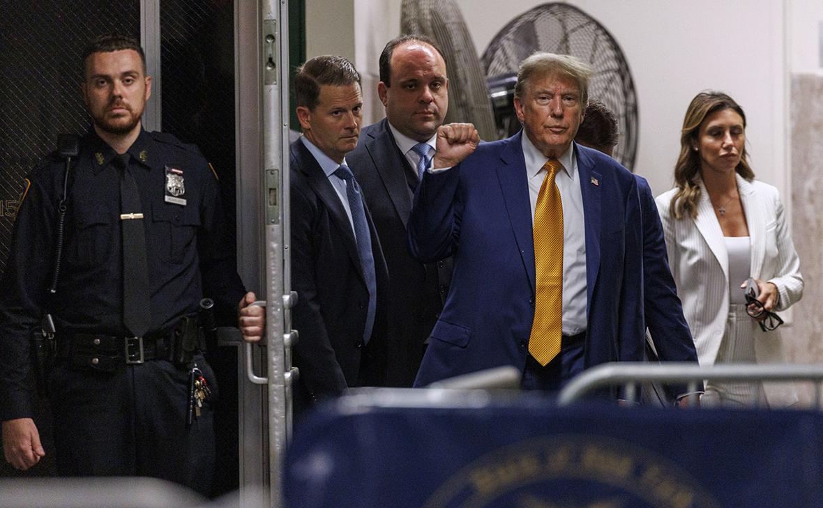 Борис Эпштейн (в центре) и Дональд Трамп (второй справа) (Sarah Yenesel / Getty Images)