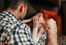 Храбрая девочка спасла мать в критической ситуации в Алтайском крае Man strangles woman with a tie domestic violence